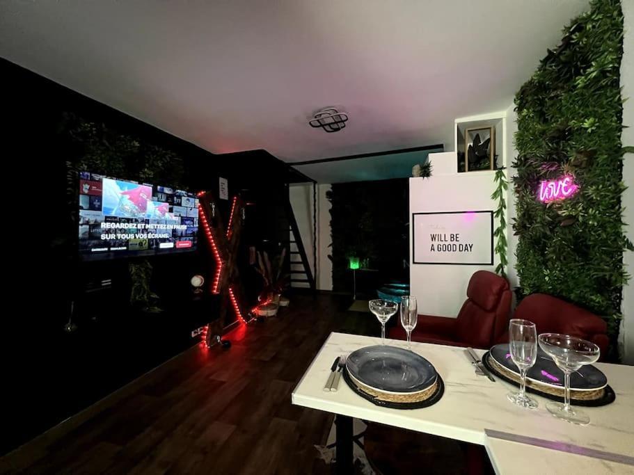 Red Love-Room / Balneo & Plus ! Souppes-sur-Loing Екстер'єр фото
